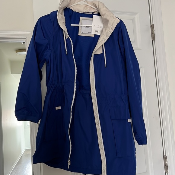 Banana Republic Packable Raincoat - Picture 3 of 4